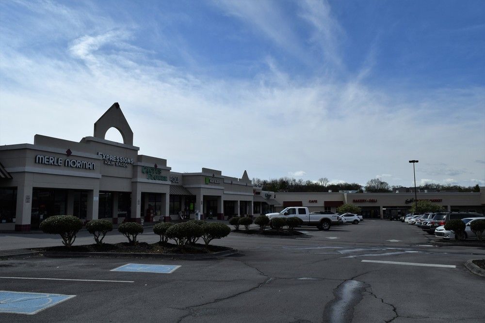 Manhattan Place Shopping Center: 1175 Oak Ridge Turnpike, Oak Ridge, TN 37830